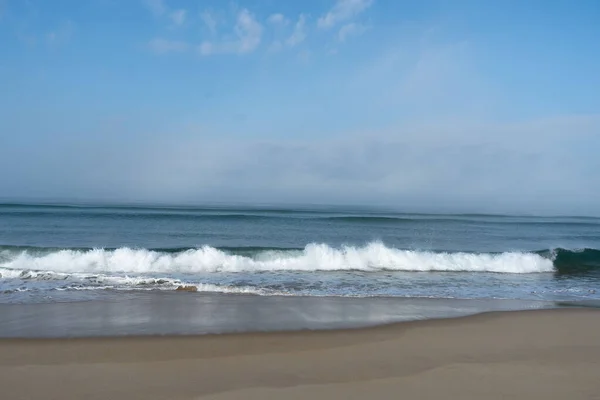 Güçlü Okyanus Dalgası Vieux-Boucau-Dynamic 'te sahile yuvarlanıyor. Beyaz köpüklü kıvrık bir okyanus dalgası Fransa' nın Vieux-Boucau sahiline çarpıyor..