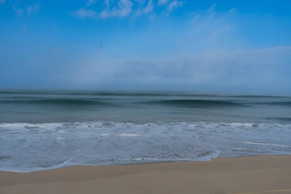 Vieux-Boucau Plaj Dansçısı okyanus dalgaları, canlı mavi gökyüzünün altında Vieux-Boucau 'nun kumlu sahillerinde dans eden Okyanus Dalgaları. Atlantik 'in güzelliğini yansıtan dinamik ve sakin bir sahil manzarası..