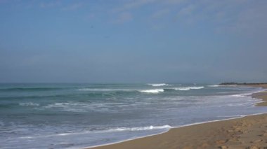 Doğal Ses ile Muhteşem Yuvarlanan Okyanus Dalgaları, Vieux-Boucau manzaralı Soustons Plajı, Fransa-Videosu doğal dalga sesleriyle muhteşem okyanus dalgalarını yakalıyor, Vieux-Boucau 'ya doğru bakan Soustons Sahili' nde çekiliyor..