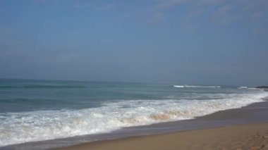 5 saniyelik kısa ASMR videosu, doğal sesle muhteşem okyanus dalgalarını yakalıyor, Fransa 'nın Atlantik kıyısındaki Vieux-Boucau' ya doğru manzaralı Soustons Sahili 'nde, rahatlatıcı ve etkileyici bir duyusal deneyim sunuyor..