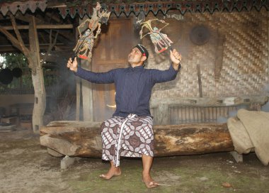 Javalı adam gölge kuklası oynuyor