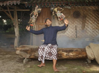 Javalı adam gölge kuklası oynuyor