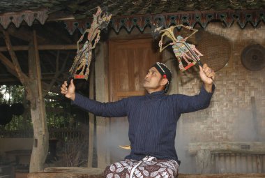 Javalı adam gölge kuklası oynuyor