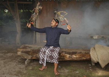 Javalı adam gölge kuklası oynuyor