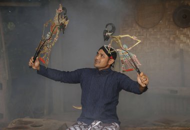 Javalı adam gölge kuklası oynuyor