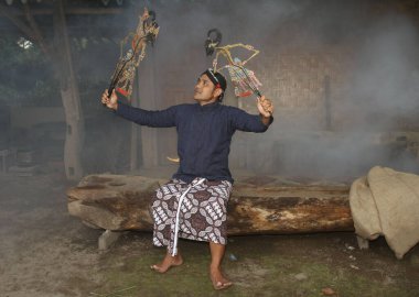 Javalı adam gölge kuklası oynuyor