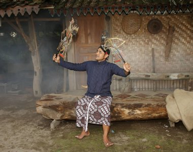 Javalı adam gölge kuklası oynuyor