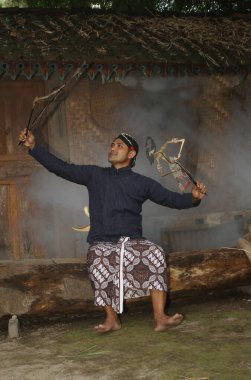 Javalı adam gölge kuklası oynuyor