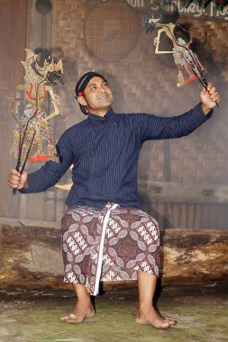 Javalı adam gölge kuklası oynuyor