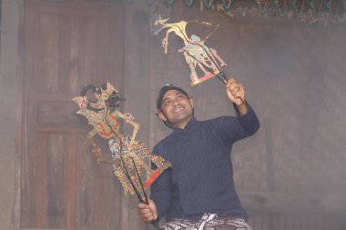 Javalı adam gölge kuklası oynuyor