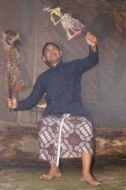 Javalı adam gölge kuklası oynuyor