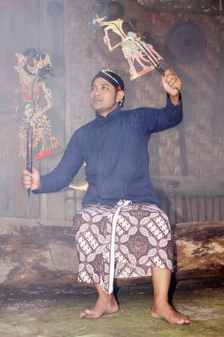 Javalı adam gölge kuklası oynuyor