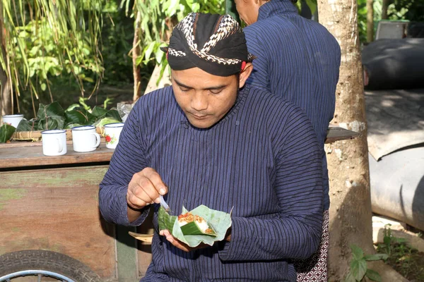 Cavalı adam Sego Kucing yiyor