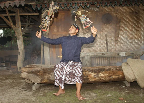 Javalı adam gölge kuklası oynuyor