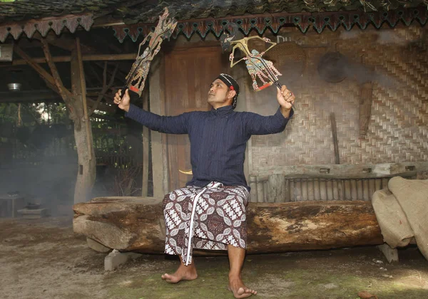 Javalı adam gölge kuklası oynuyor