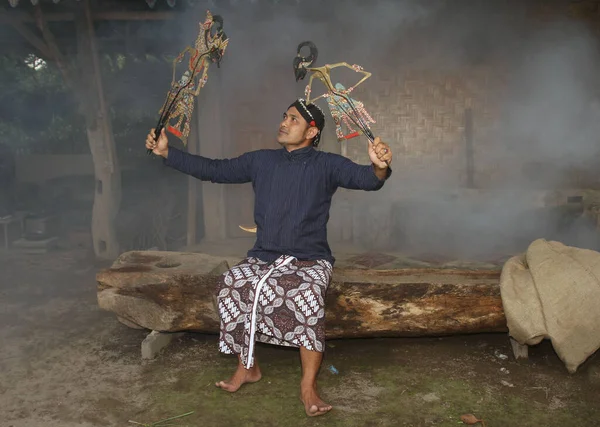 Javalı adam gölge kuklası oynuyor