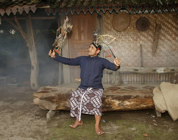 Javalı adam gölge kuklası oynuyor