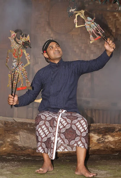 Javalı adam gölge kuklası oynuyor