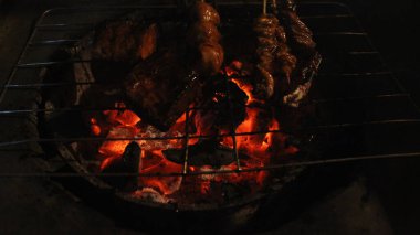 Asyalı kız mavi arka planda donut yiyor..