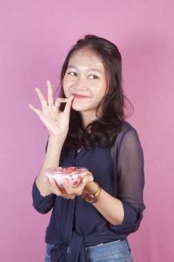 Çilek şekerli Asyalı kadın