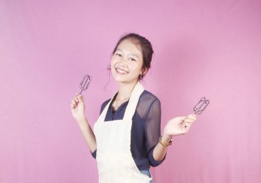 Stüdyoda önlük giyen Asyalı kadın.