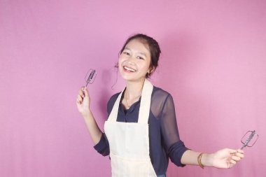 Stüdyoda önlük giyen Asyalı kadın.