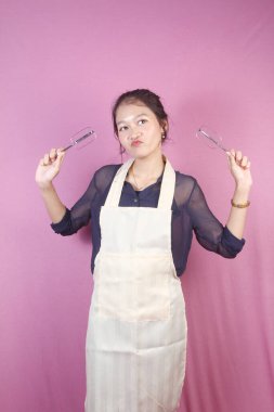 Stüdyoda önlük giyen Asyalı kadın.