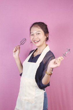 Stüdyoda önlük giyen Asyalı kadın.