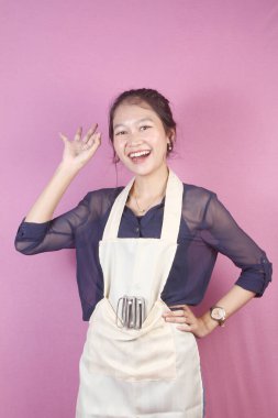 Stüdyoda önlük giyen Asyalı kadın.