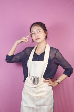 Stüdyoda önlük giyen Asyalı kadın.