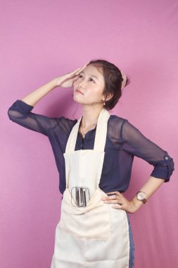 Stüdyoda önlük giyen Asyalı kadın.