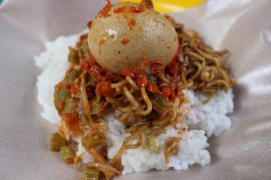 Asya yemeği, baharatlı yumurtalı pilav.