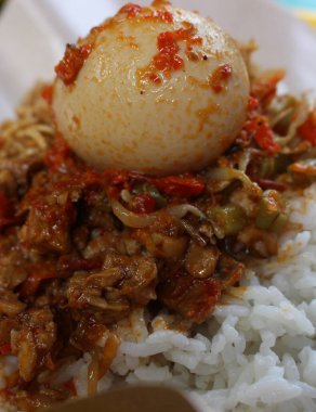 Asya yemeği, baharatlı yumurtalı pilav.