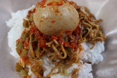 Asya yemeği, baharatlı yumurtalı pilav.