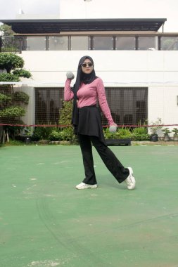 Siyah kazak ve güneş gözlüğü takan Asyalı kadın.