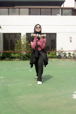 Genç kadın karate pratik