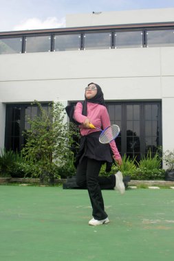 Parkta badminton oynayan Asyalı kadın