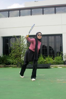 Parkta badminton oynayan Asyalı kadın