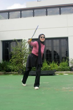 Parkta badminton oynayan Asyalı kadın