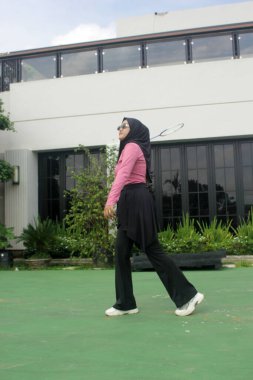 Parkta badminton oynayan Asyalı kadın