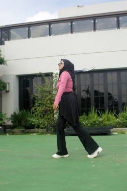 Parkta badminton oynayan Asyalı kadın