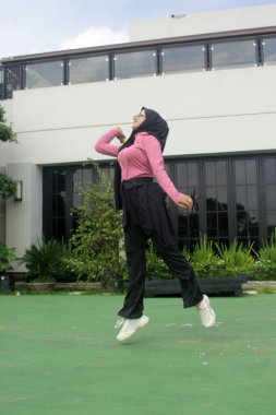 Parkta badminton oynayan Asyalı kadın