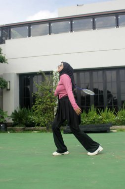 Parkta badminton oynayan Asyalı kadın