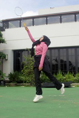 Parkta badminton oynayan Asyalı kadın