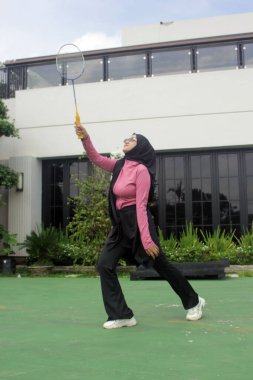 Parkta badminton oynayan Asyalı kadın