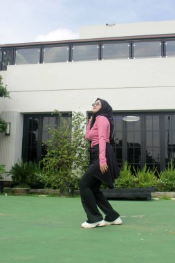 Parkta badminton oynayan Asyalı kadın