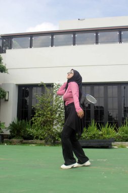 Parkta badminton oynayan Asyalı kadın