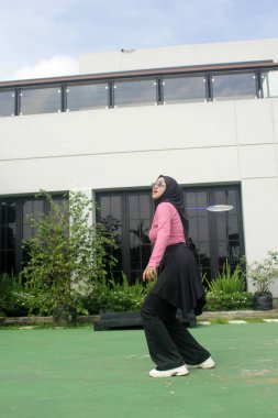 Parkta badminton oynayan Asyalı kadın