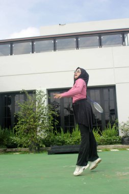 Parkta badminton oynayan Asyalı kadın