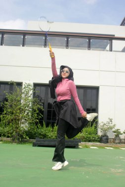 Parkta badminton oynayan Asyalı kadın